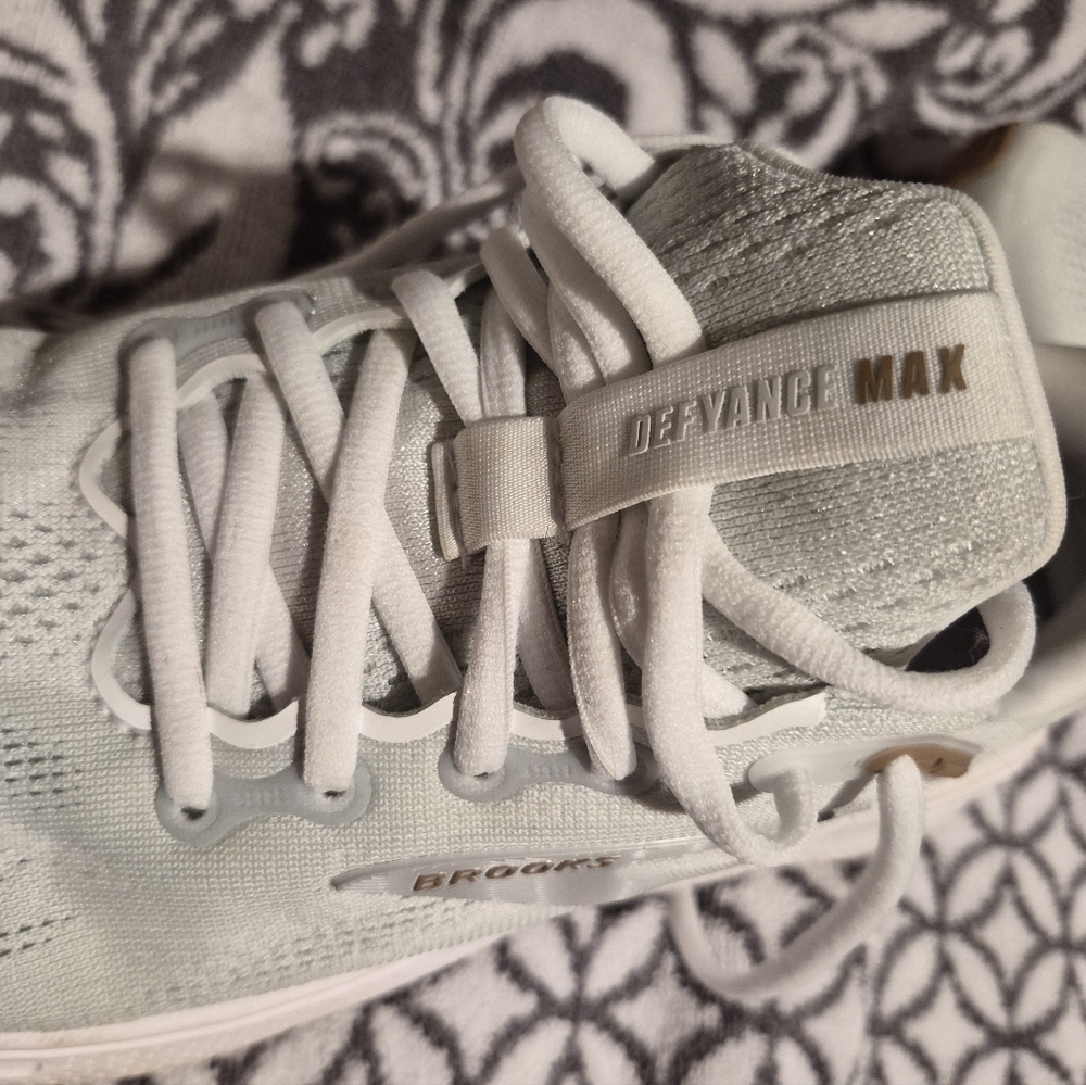 Brooks Womans Dyfance Max Sneakers 9.5